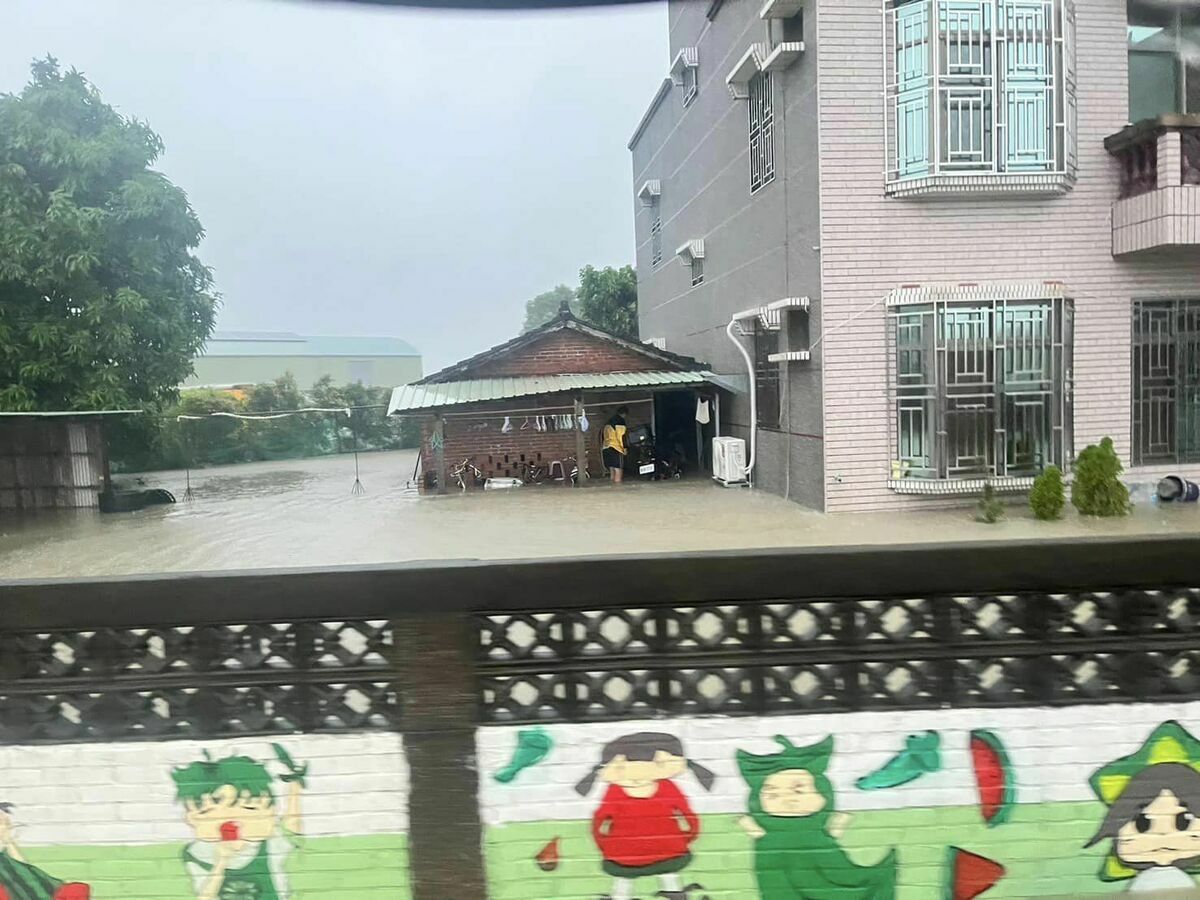25日晨6點，嘉義縣麻豆店橋上游溢堤，導致鹿草下麻村淹水。 圖：翻攝「臉書」詹琬蓁 超級認真粉絲專頁