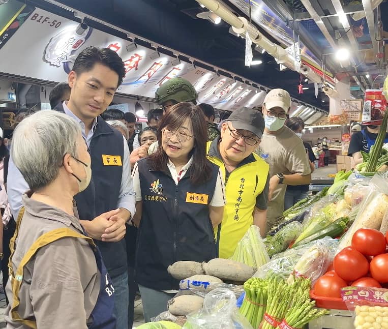 台北市長蔣萬安與副市長林奕華昨（24）日一同視察南門市場。 圖：翻攝自林奕華臉書