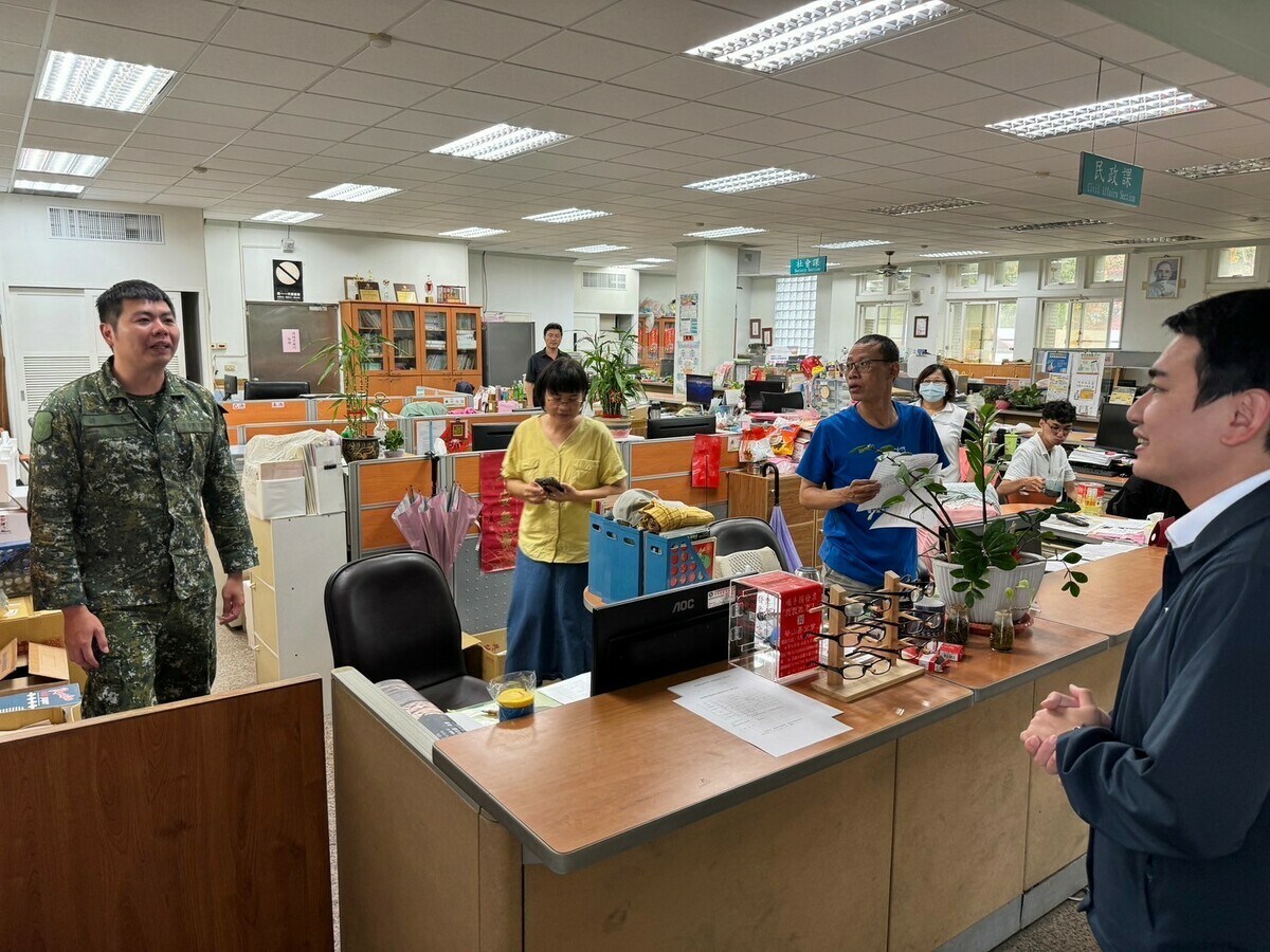 立委陳冠廷前進番路鄉公所慰問國軍部署救災預置兵力。 圖：翻攝「臉書」陳冠廷 Kuan-Ting Chen粉絲專頁