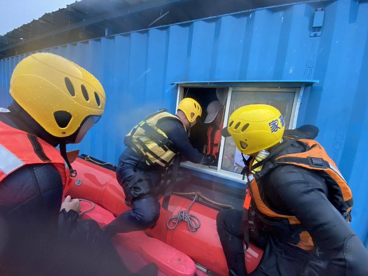 九如消防隊派遣15、42、92車及橡皮艇前往現場，由分隊長洪辰諭帶隊。消防隊在8點17分成功救出60歲的男子，無需送醫。 圖 :