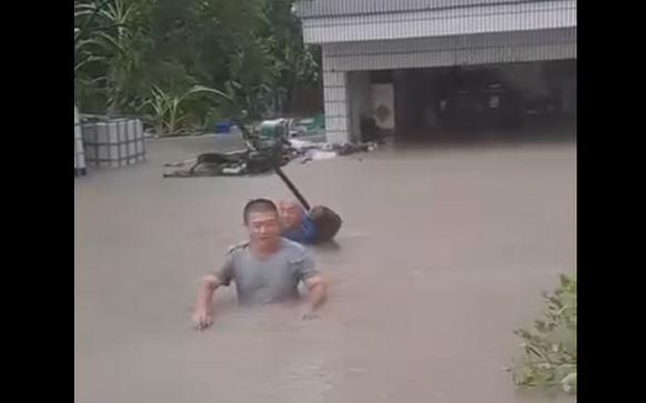 (影)凱米帶雨狂掃！台南關廟嚴重積淹水 水深逼近老者下巴