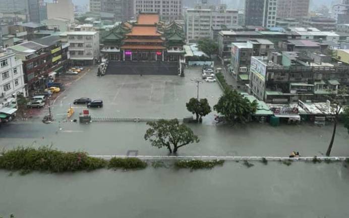 三鳳宮前的幸福川與路面已分不清。 圖：孫家銘翻攝