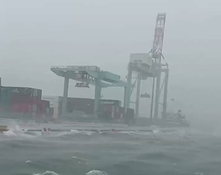 高雄港海水洶湧，水面幾乎與港邊道路齊平。 圖：孫家銘翻攝