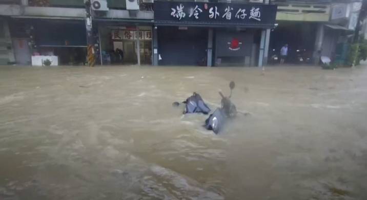 機車在滾滾洪流中隨波逐流。 圖：孫家銘翻攝
