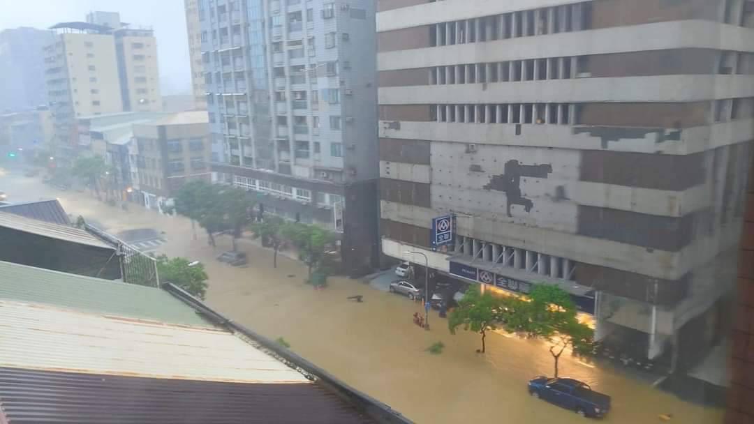 市區七賢路照樣淹成黃河。 圖：孫家銘翻攝