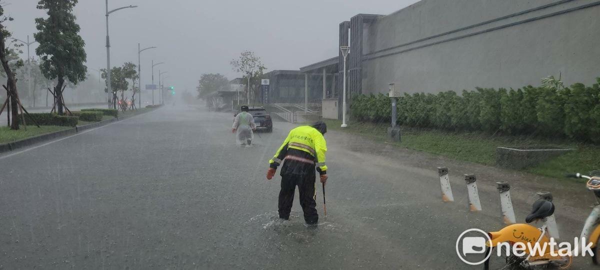 高雄許多道路水深及膝。 圖：孫家銘翻攝
