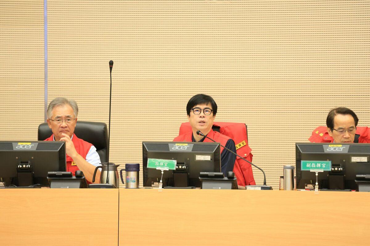 陳其邁(中)坐鎮災害應變中心主持第三次工作會議。 圖：高雄市政府/提供