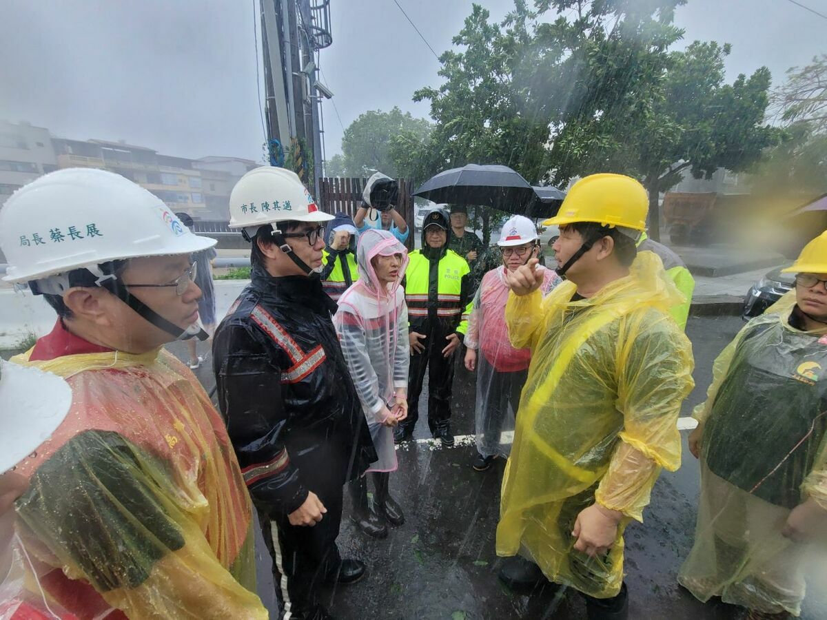 陳其邁(左二)前往美濃了解美濃湖、旗山溪水情。 圖：高雄市政府/提供