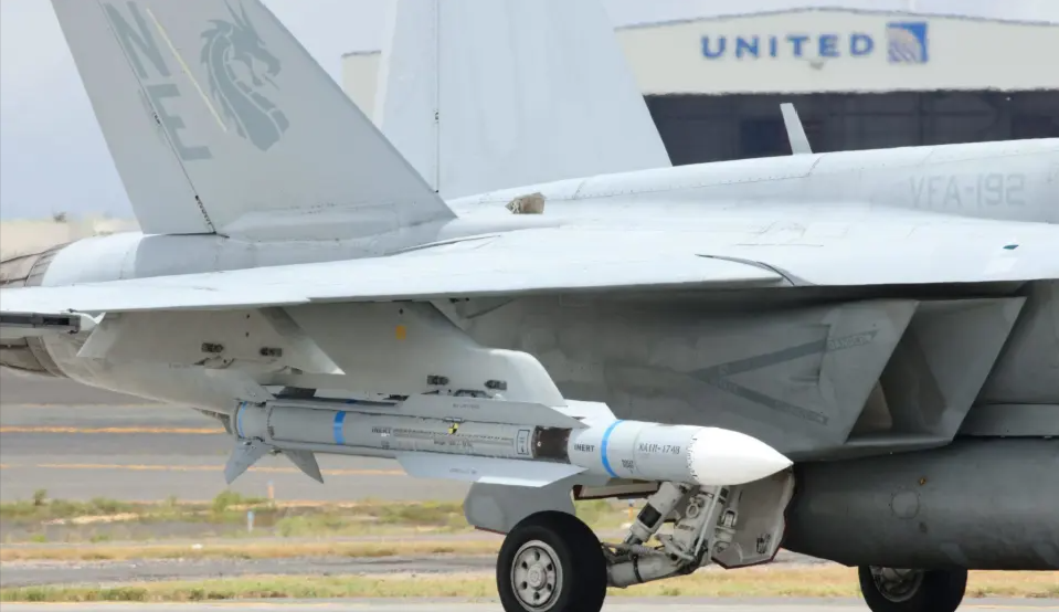 AIM-174B 導彈（DATM-174B）的訓練彈正面能看見藍色條紋。 圖：翻攝自觀察者網