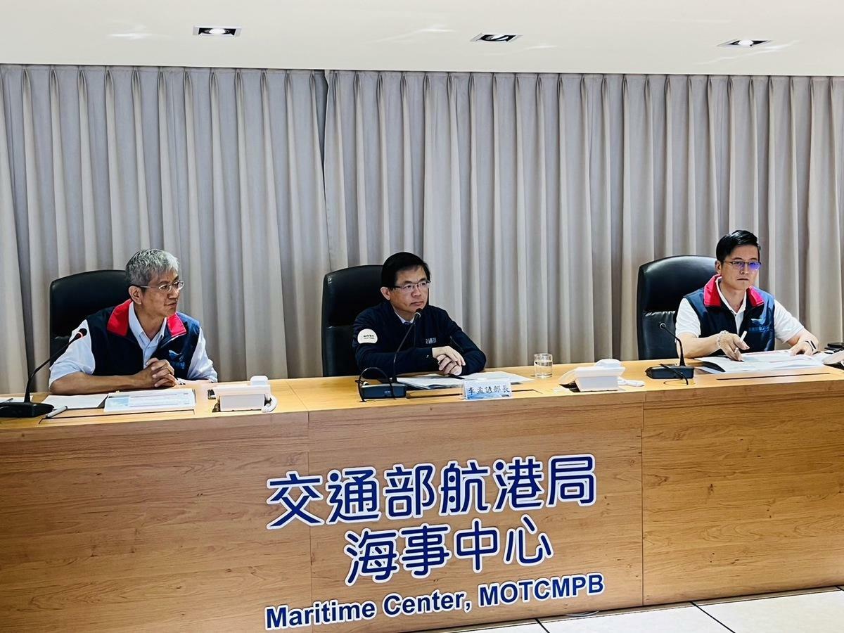 李孟諺(中)視察航港局災害應變中心。 圖：交通部航港局/提供