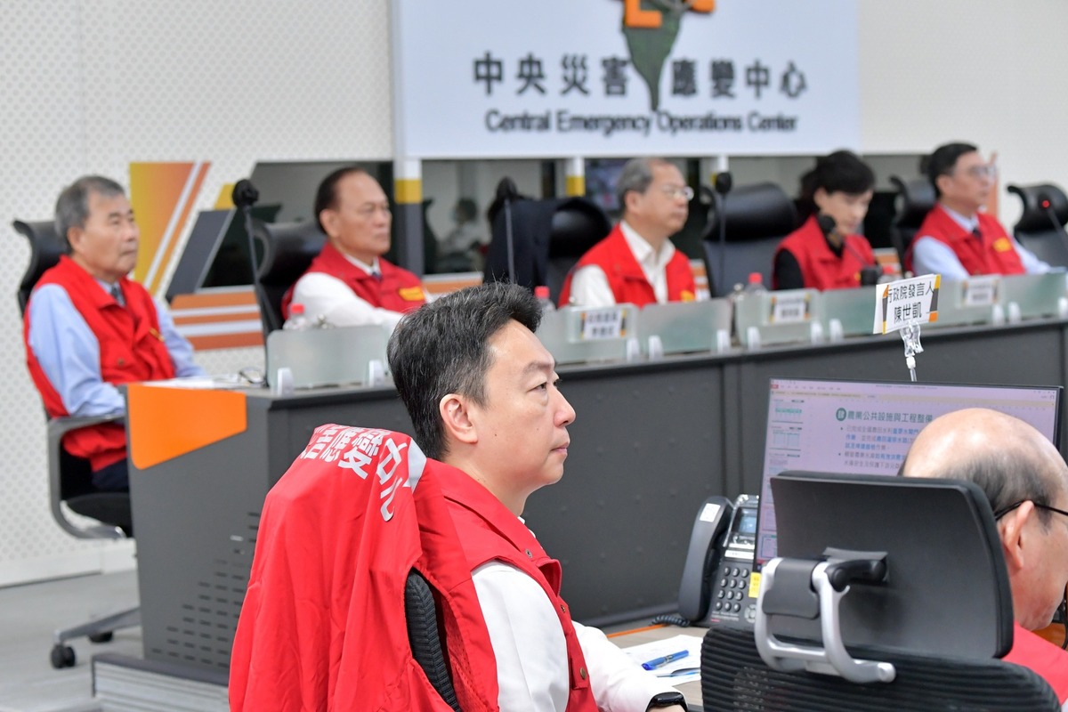 行政院發言人陳世凱說明颱風假相關流程。 圖：翻攝自陳世凱臉書
