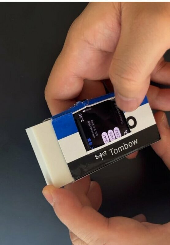 橡皮擦內鑲嵌蘋果手錶 翻攝自X帳號：縱橫日本