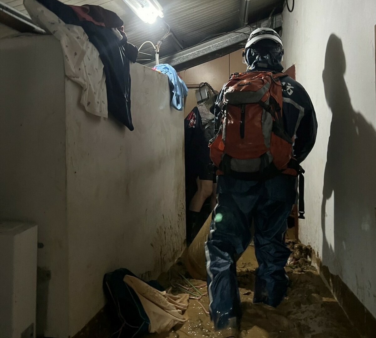 旗山區民宅遭土石流沖進屋內，消防部全力搶救。 圖：高雄市消防局/提供