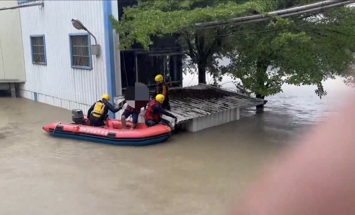 凱米颱風今晨雖已出海，但受其環流及西南風旺盛水氣影響，台南地區仍有大豪雨或超大豪雨，多條河川水位均暴漲到警戒區，後壁區有多人受困，經消防隊出動橡皮艇安全救出。 圖：台南市消防局提供
