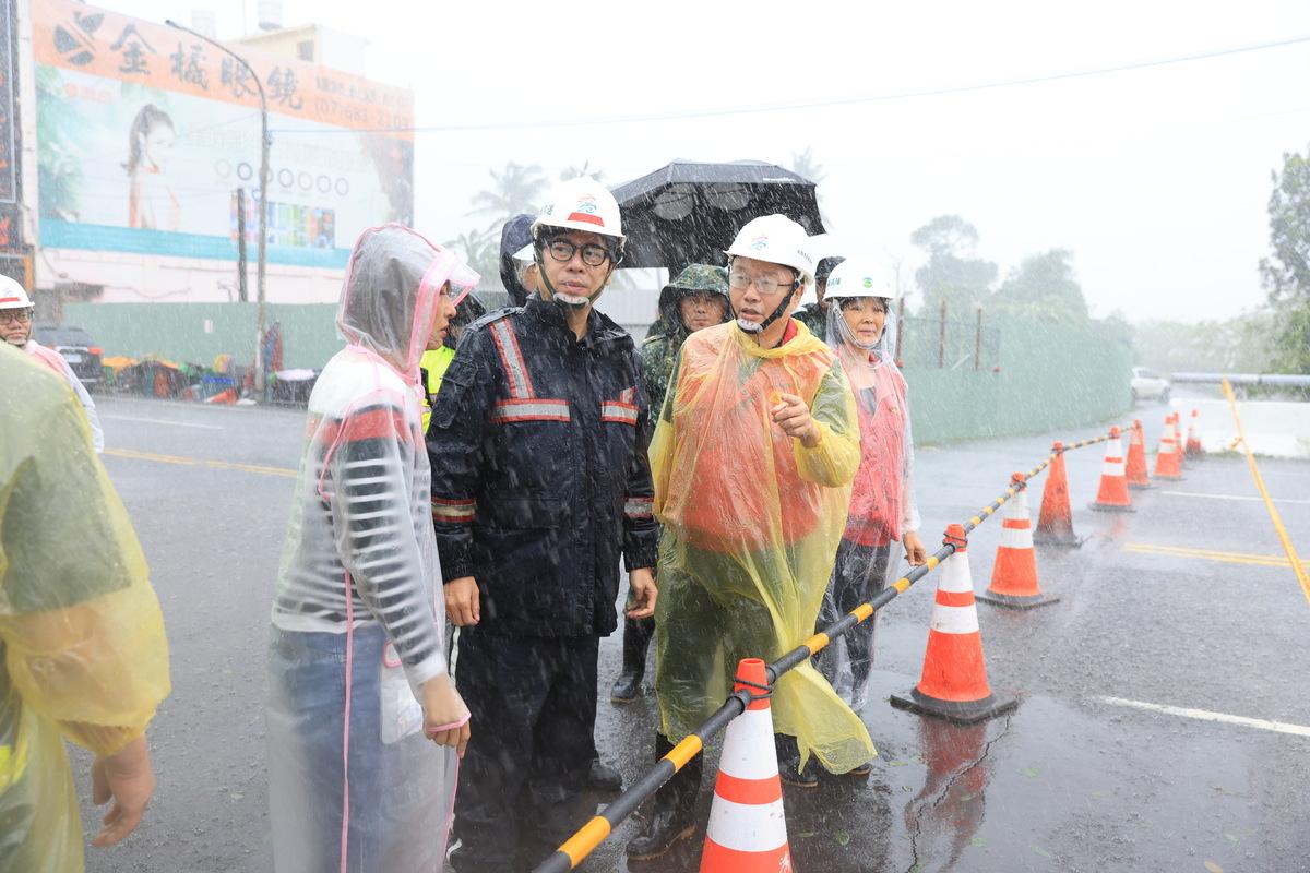 陳其邁(中)赴更美濃勘災。 圖：高雄市政府/提供