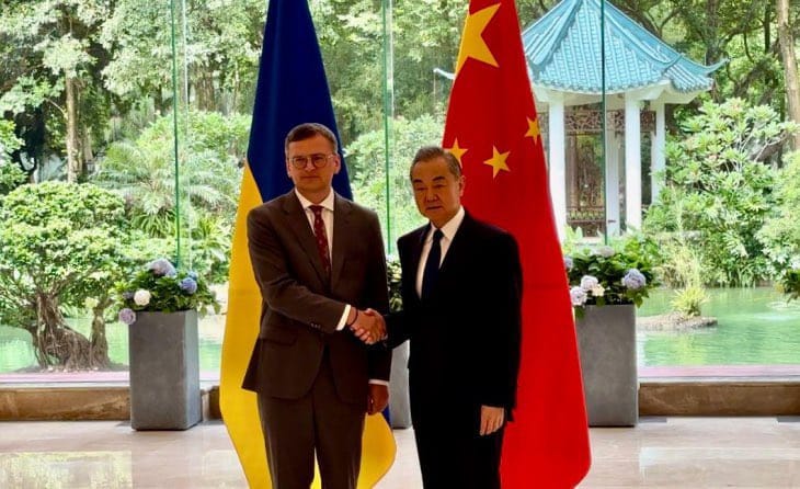 烏克蘭外交部長長庫列巴（左）訪問北京，與中國外長王毅展開會談。 圖：翻攝自X帳號/NiKITa