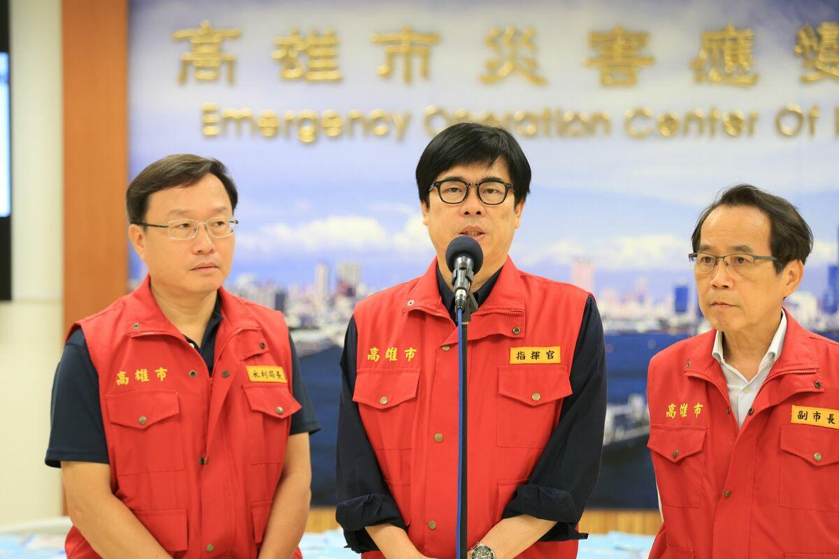 陳其邁(中)表示積淹水未退前，高雄不排除再停班停班。 圖：高雄市政府/提供（資料照）