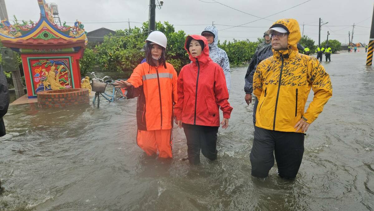 周春米(中)冒雨涉水視察南州大埔。 圖：屏東縣政府/提供