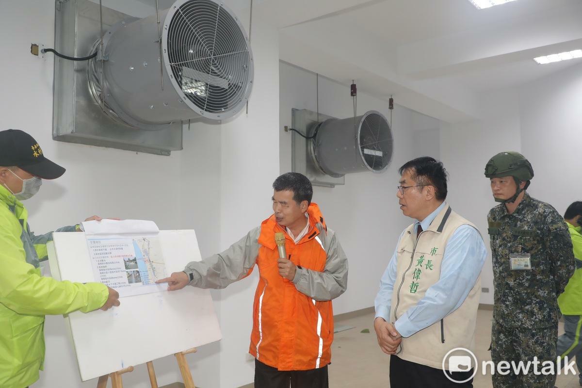 台南市長黃偉哲冒雨前往南區視察喜樹灣裡市地重劃停20抽水站工程，實地了解這次風災試運轉情況，除肯定抽水站發揮功能，也指示相關單位密切觀察過去易淹水地區，希望能幫助居民徹底擺脫淹水之苦。 圖：台南市政府提供