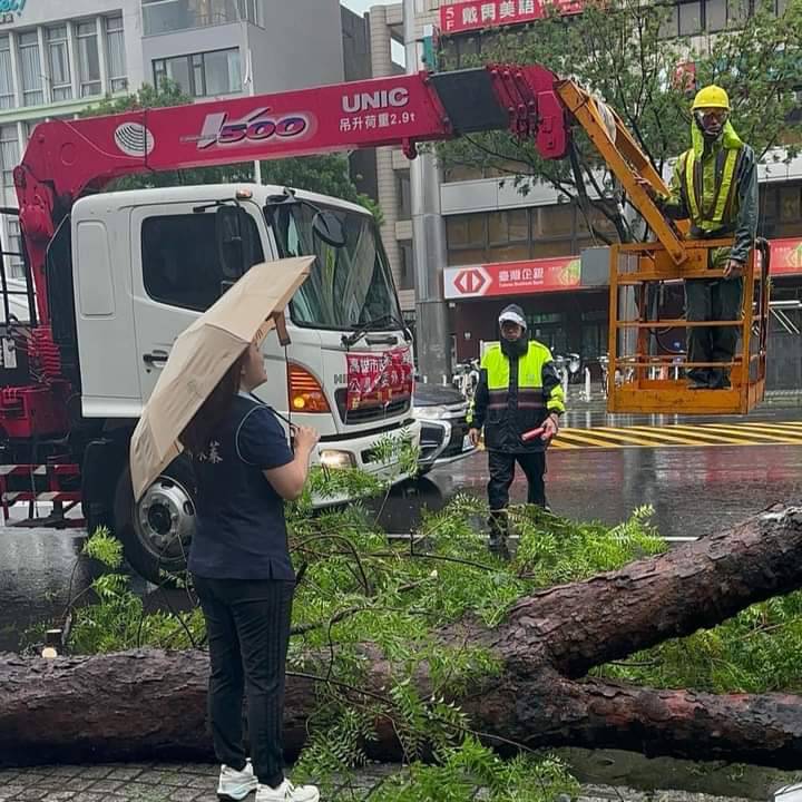許采蓁(左一)臉書發文指自己第一時間關心各里災情，反問黃捷人哩？ 圖：翻攝許采蓁臉書