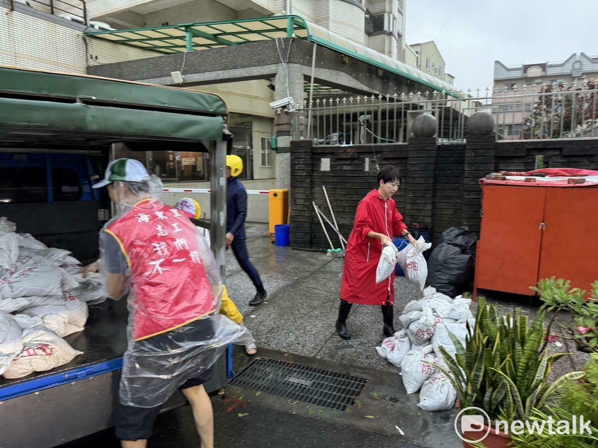 陳亭妃趕赴淹水現場，動手協助佈置封鎖線、搬運沙包，幫忙協調抽水機的調度。 圖：陳亭妃服務處提供