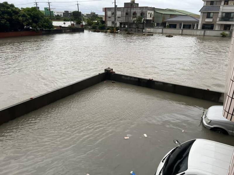 網友Po出淹水照片直呼：「我出不去勒！派條船來吧！」 圖：翻攝臉書