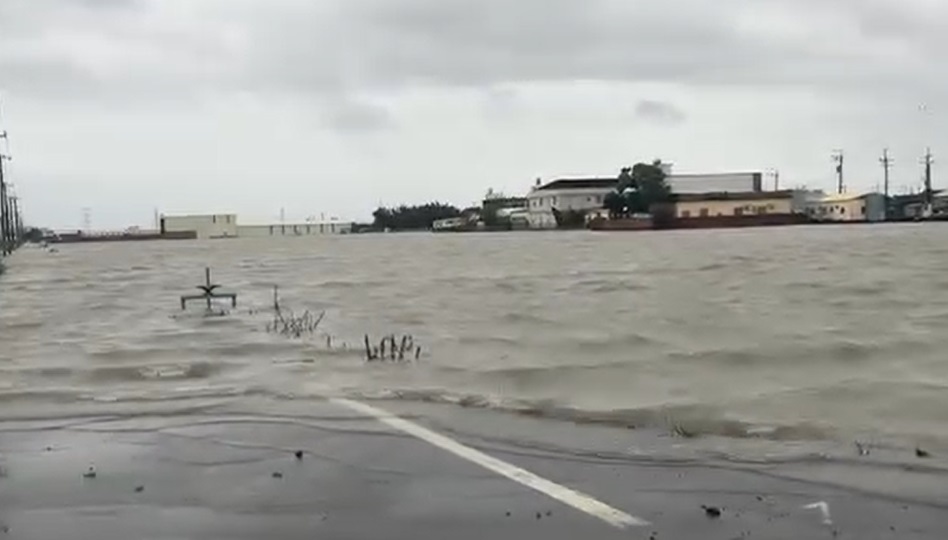 彰化二林淹水仍淹至道路 圖:翻攝自我是二林人臉書