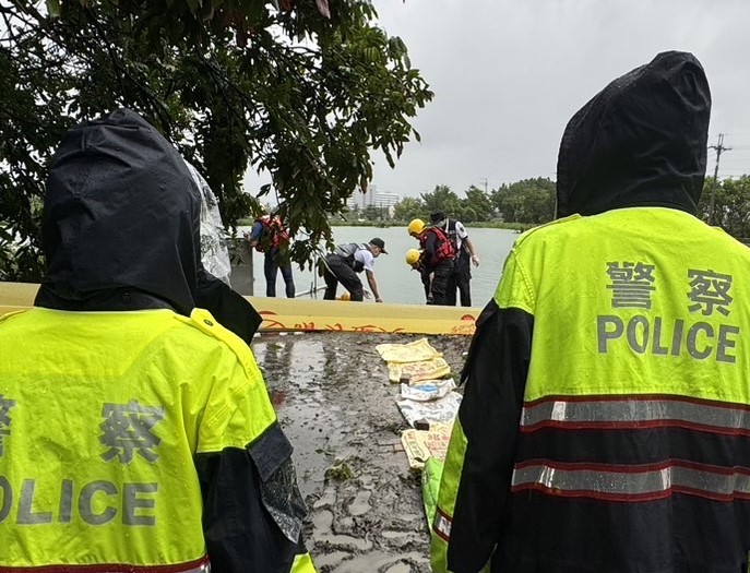 警消在魚塭水面尋獲甘姓老翁。 圖：高市警岡山分局/提供
