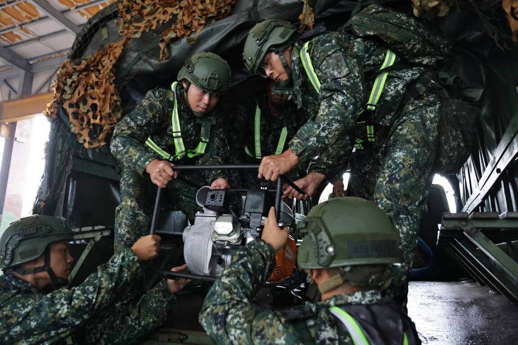 第一作戰區陸軍澎湖防衛指揮部依任務轉換執行防災演練，完成災防兵力編組協助救災。 圖：澎湖防衛指揮部提供