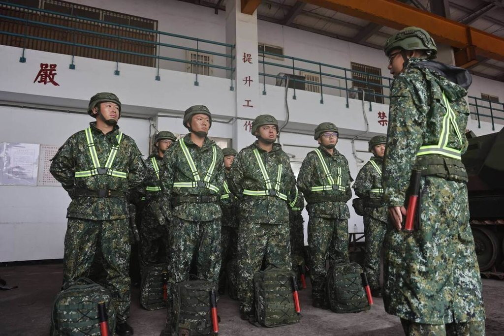 第一作戰區陸軍澎湖防衛指揮部依任務轉換執行防災演練，完成災防兵力編組協助救災。 圖：澎湖防衛指揮部提供