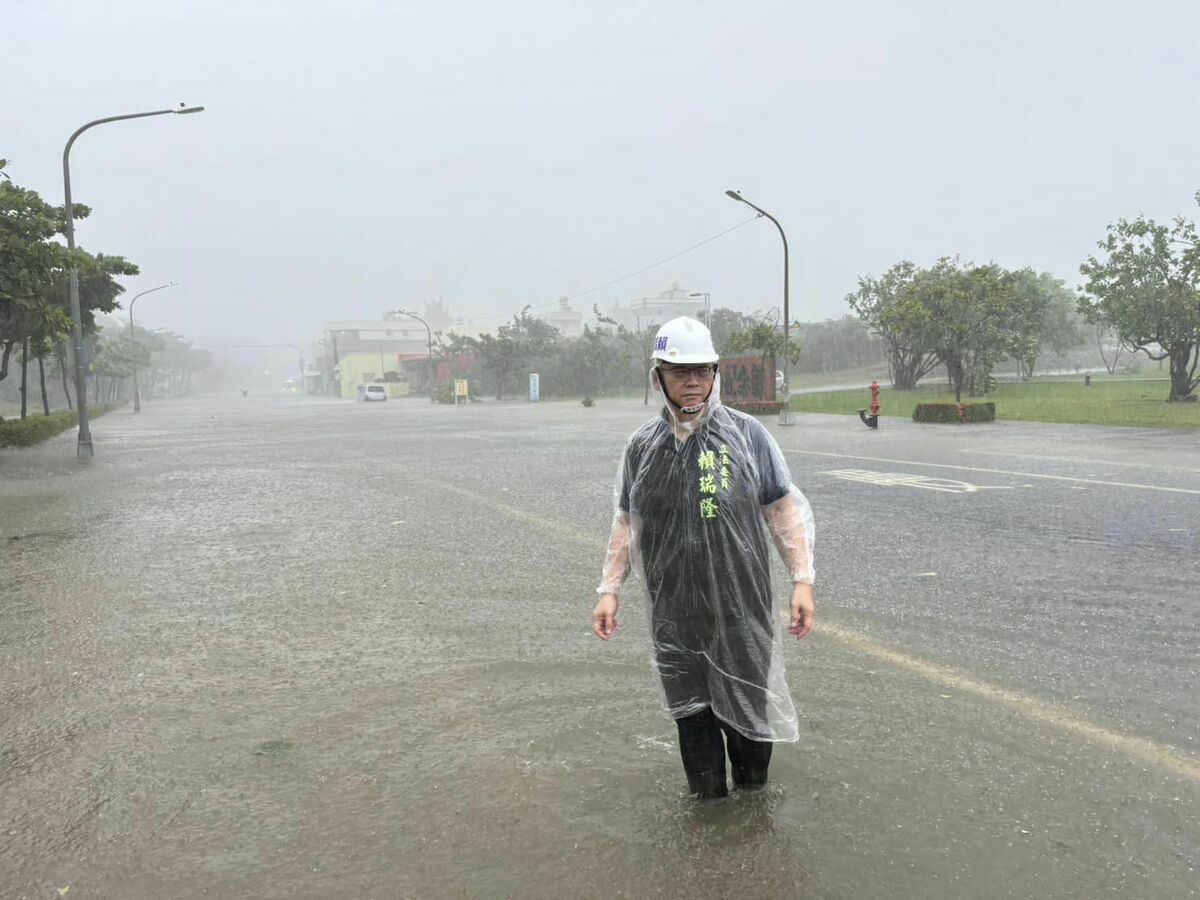 颱風襲擊高雄造成淹水，民進黨立委賴瑞隆勘災。 圖：翻攝自賴瑞隆臉書
