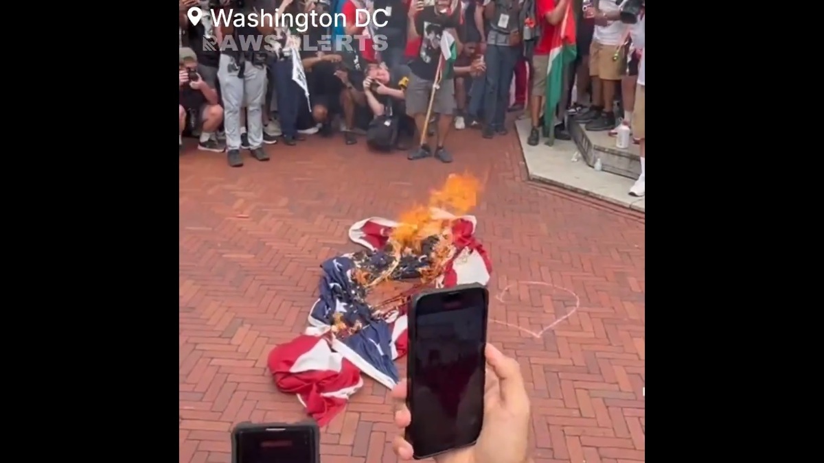 部分支持巴勒斯坦的抗議民眾，將華盛頓特區聯合車站的美國國旗降下後，投入火堆中焚燒，並重新升上巴勒斯坦國旗。 圖：擷取自 @__Inty__ X 分享影片