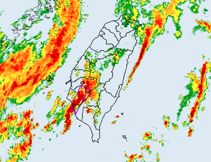 今(26)日11時4分氣象署發布大雷雨即時訊息， 中南部今有大雨或豪雨，氣象署真對高雄市、台南市、嘉義縣發布大雷雨訊息，雨勢持續2小時。 圖：翻攝自氣象署