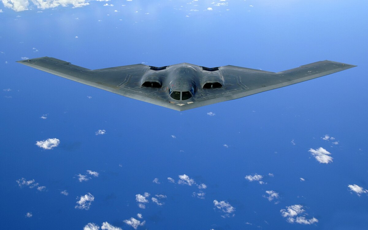 美國空軍 B-2 幽靈隱形轟炸機近期在演習中使用新型反艦武器 QUICKSINK，協助擊沉 1 艘退役美國軍艦。圖為 B-2 幽靈隱形轟炸機。 圖：翻攝自維基百科