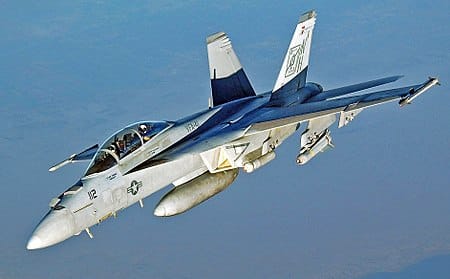 美國海軍超級大黃蜂戰機使用遠程反艦導彈 LRASM。 圖：翻攝自維基百科