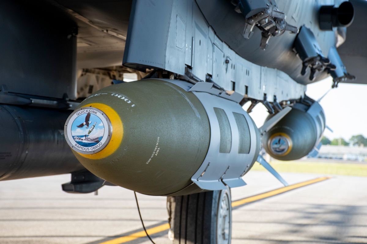 美國空軍 B-2 幽靈隱形轟炸機近期在演習中使用新型反艦武器 QUICKSINK，協助擊沉 1 艘退役美國軍艦。圖為 QUICKSINK。 圖：翻攝自極光 X 帳號