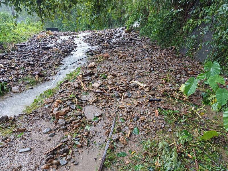 阿里山林鐵的鐵道遭土石覆蓋。 圖：阿里山林鐵及文資處／提供