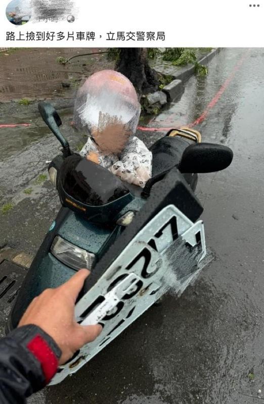 凱米襲擊高雄引發嚴重水災，造成車輛淹水，車牌大量流失。市民撿拾並送派出所，協助車主找回車牌。警方呼籲遺失車牌者應聯絡派出所。 圖：翻攝自臉書社群「高雄大小事」