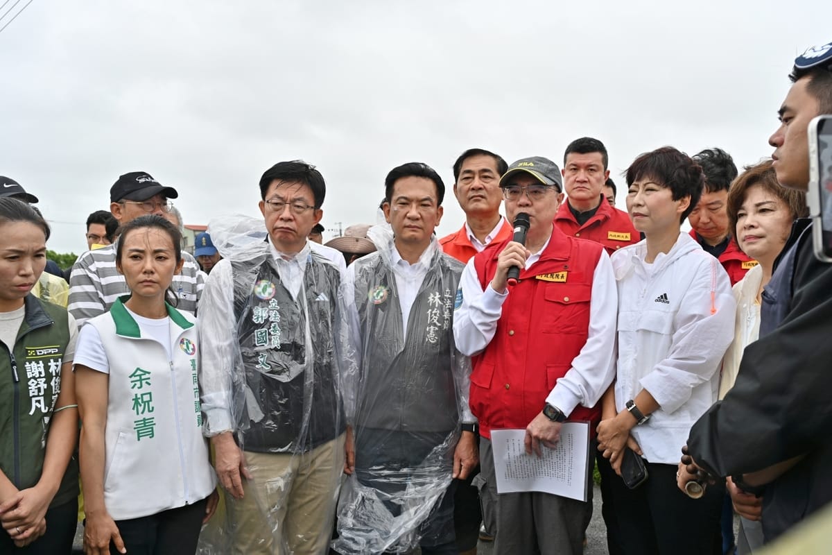 行政院長卓榮泰說，「農業天然災害的貸款半年免息，昨天已經初步決定，今天在這裡正式宣佈」，希望雨不要再下，大家同心協力度過這次困難。 資料照片：行政院提供