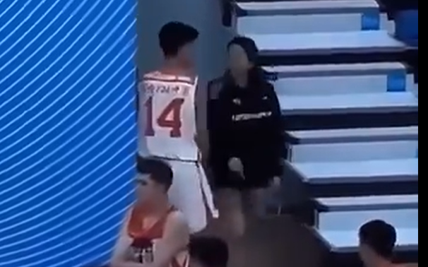 (影) 耳光9連搧! 中國體校女教練狂出手 U16小球員未反抗 網高喊心疼