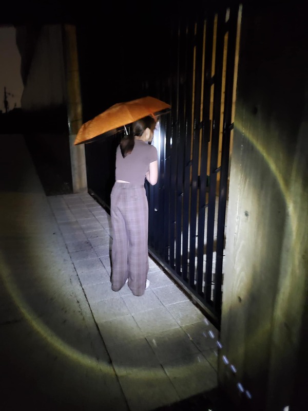施淑婷曬出一張圖片表示，趁現在「豪雨」趕緊來看一下狀況，但地上和褲腳都是乾的，網友狠酸「探監為什麼要撐傘？」 圖：擷自施淑婷臉書