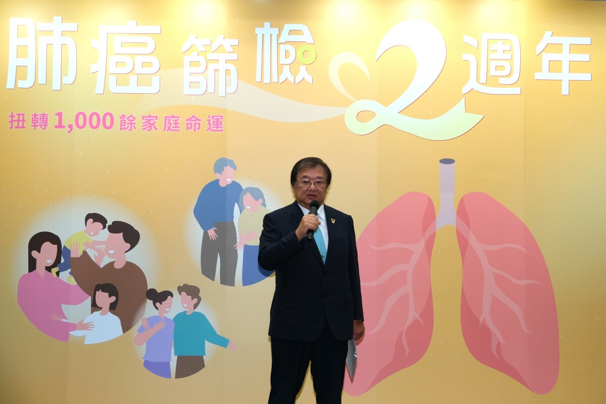 國健署署長吳昭軍表示，2025 年將進一步放寬篩檢標準。家族史篩檢年齡下修 5 歲，重度吸菸者標準則放寬至 20 包-年。 圖：國健署／提供