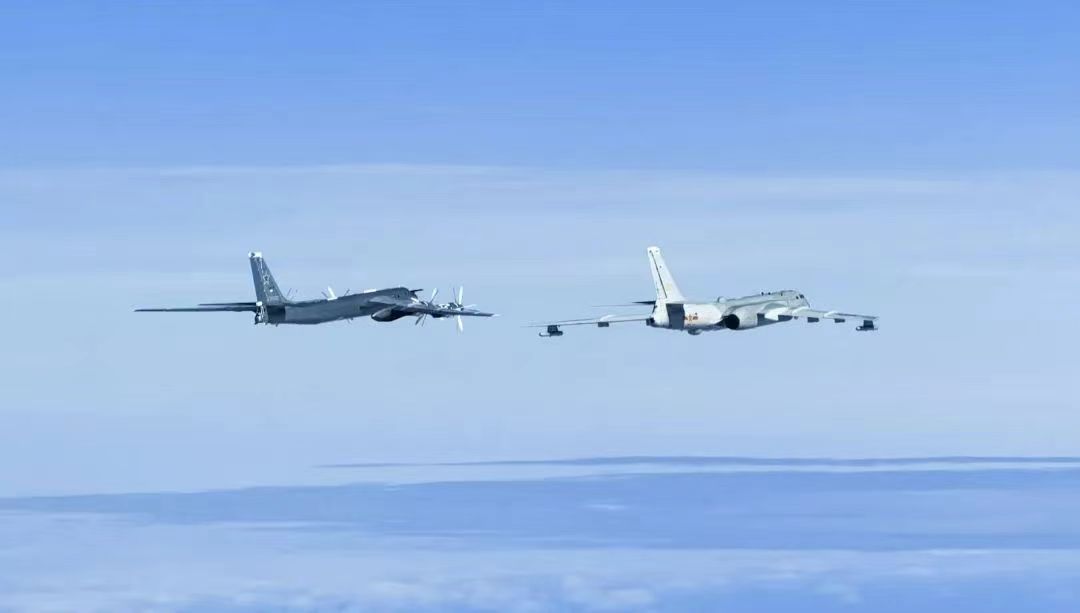 近期中、俄兩國組成轟炸機編隊，飛越白令海峽前往阿拉斯加防空識別區。美國國防部長奧斯汀針對此事表示，美軍會針對這些軍機進行監視、跟蹤，並在有必要時進行攔截。 圖：翻攝自 @hyu350742623725 X 帳號