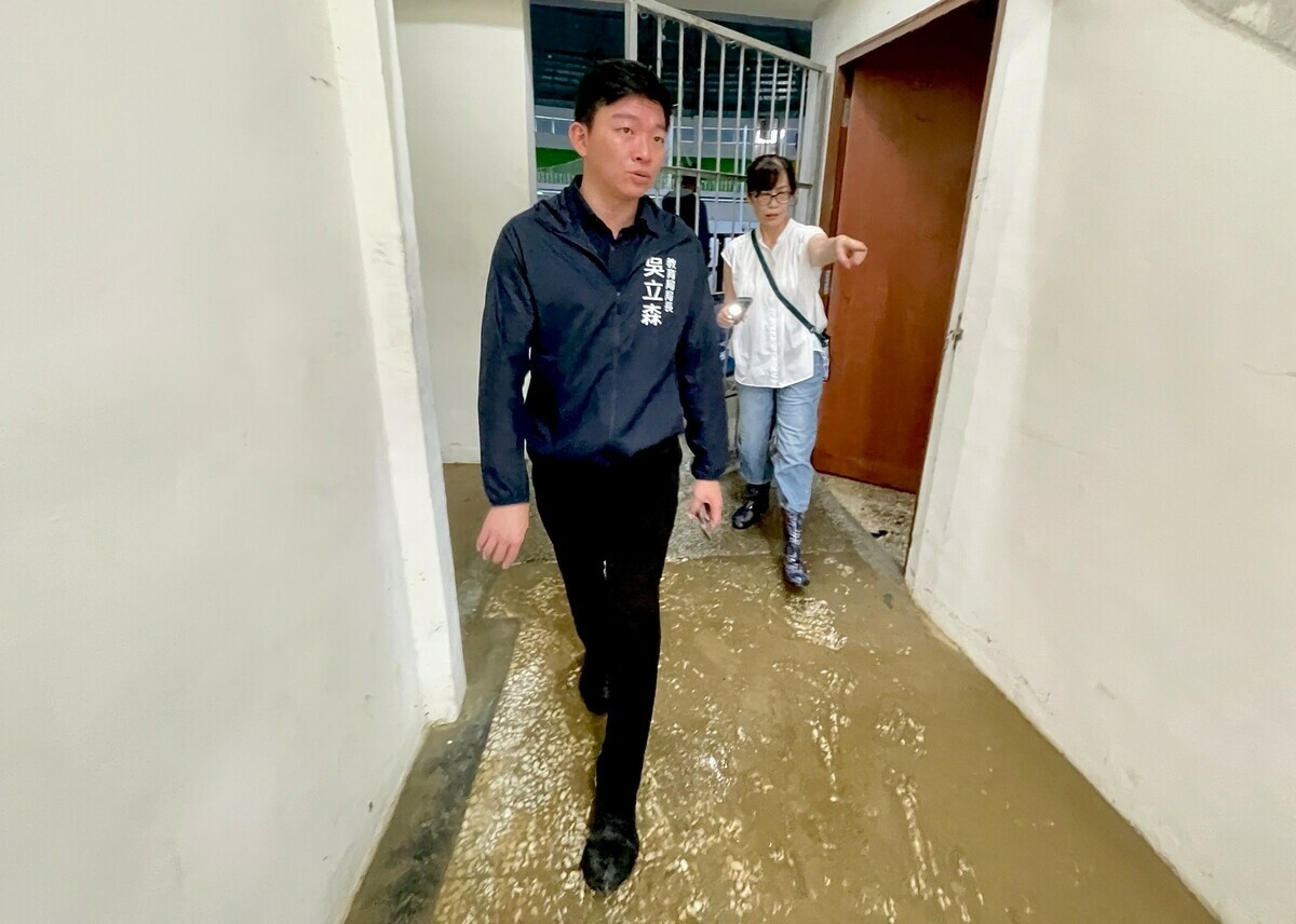 吳立森(左)勘查高市校園凱米颱風校園災情。 圖：高雄市教育局/提供