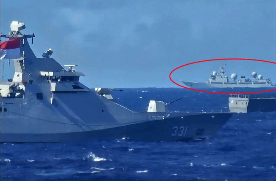 2024 環太平洋軍演進行例行合影擺拍時，中國海軍 815A 型電子偵察船混入其中。 圖：翻攝自單手搓核彈