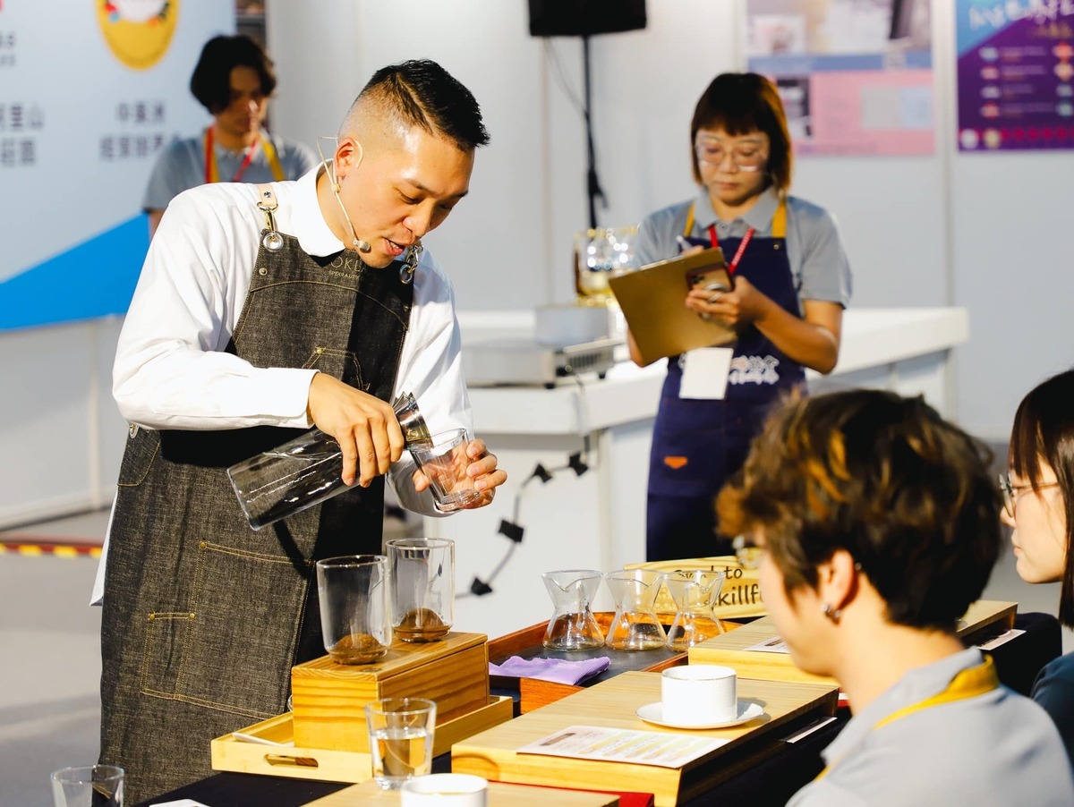 2024世界盃虹吸咖啡大賽台灣冠軍朱紹齊比賽現場。 圖：歐客佬/提供