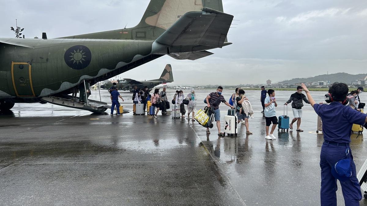 軍方亦啟動疏運C計畫，4架軍機自12時30分起支援，全天往返本島與離島間。 圖：交通部民用航空局／提供