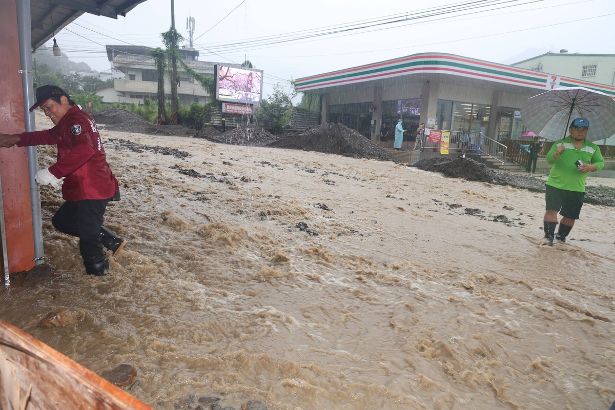 受到凱米西南氣流影響，昨(25)日南台灣多地出現豪雨，導致土石流及大規模崩塌。 圖：翻攝自南投縣政府臉書