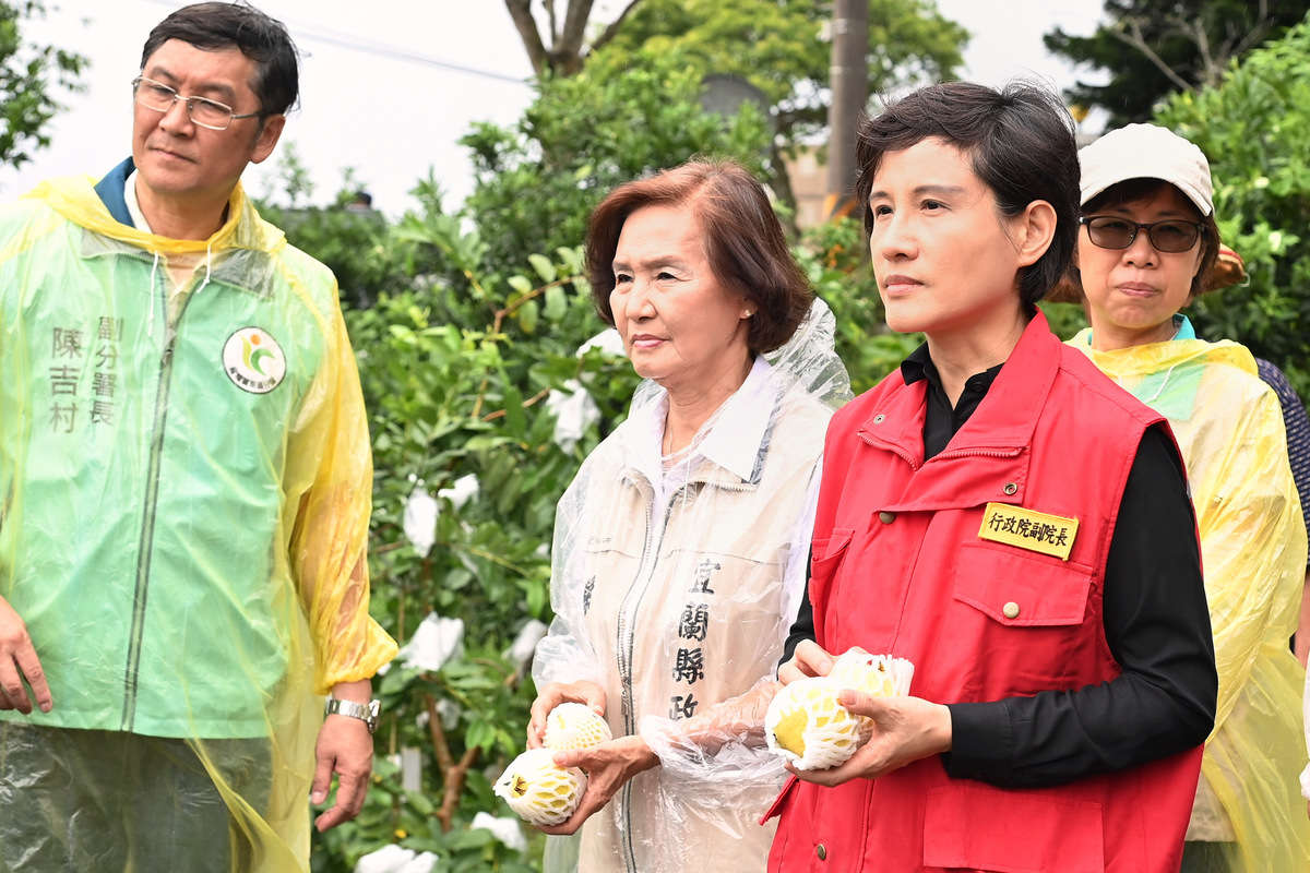 行政院副院長鄭麗君今(26)日赴宜蘭視察番石榴農作災損，右三為宜蘭縣長林姿妙。 圖：行政院提供