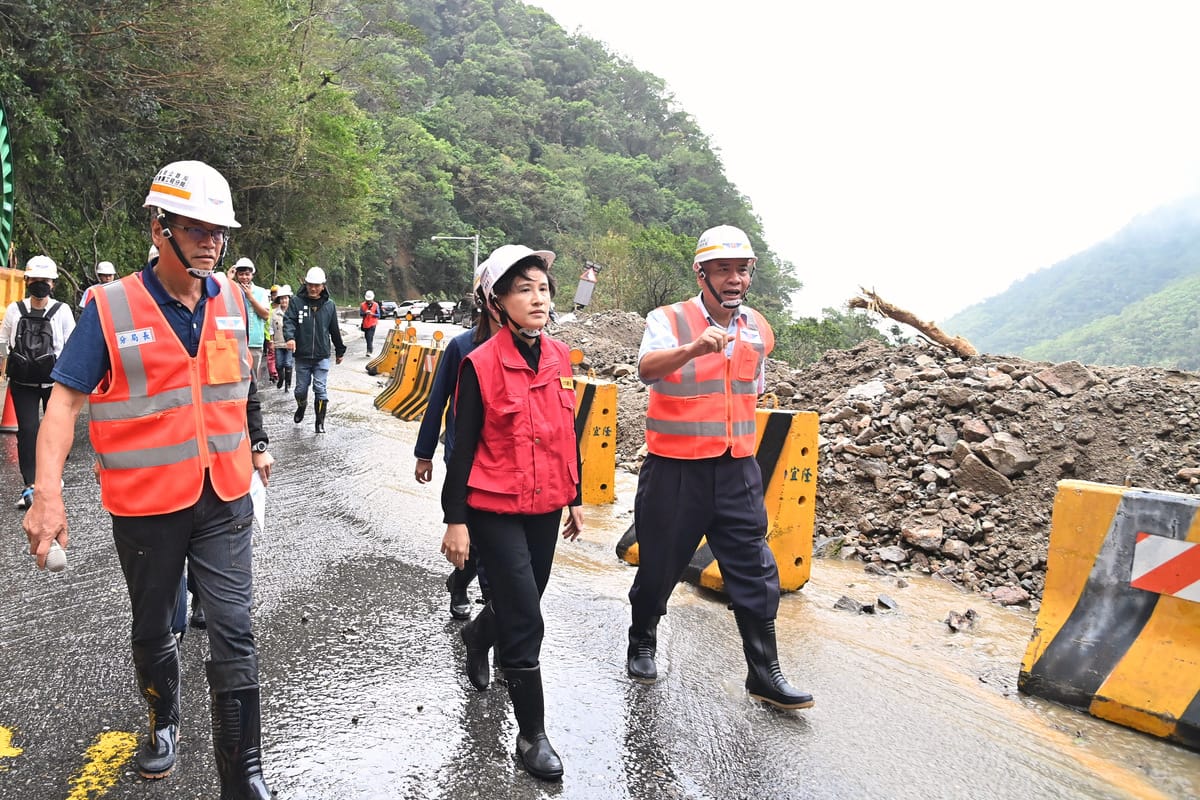 凱米颱風登陸台灣，帶來劇烈降雨，各地傳出不少災情，今(27)日交通部公路局表示，仍有2公路路段預警性封閉、15處路段出現災情受阻、5道路受災情影響。（資料照片） 圖：行政院提供